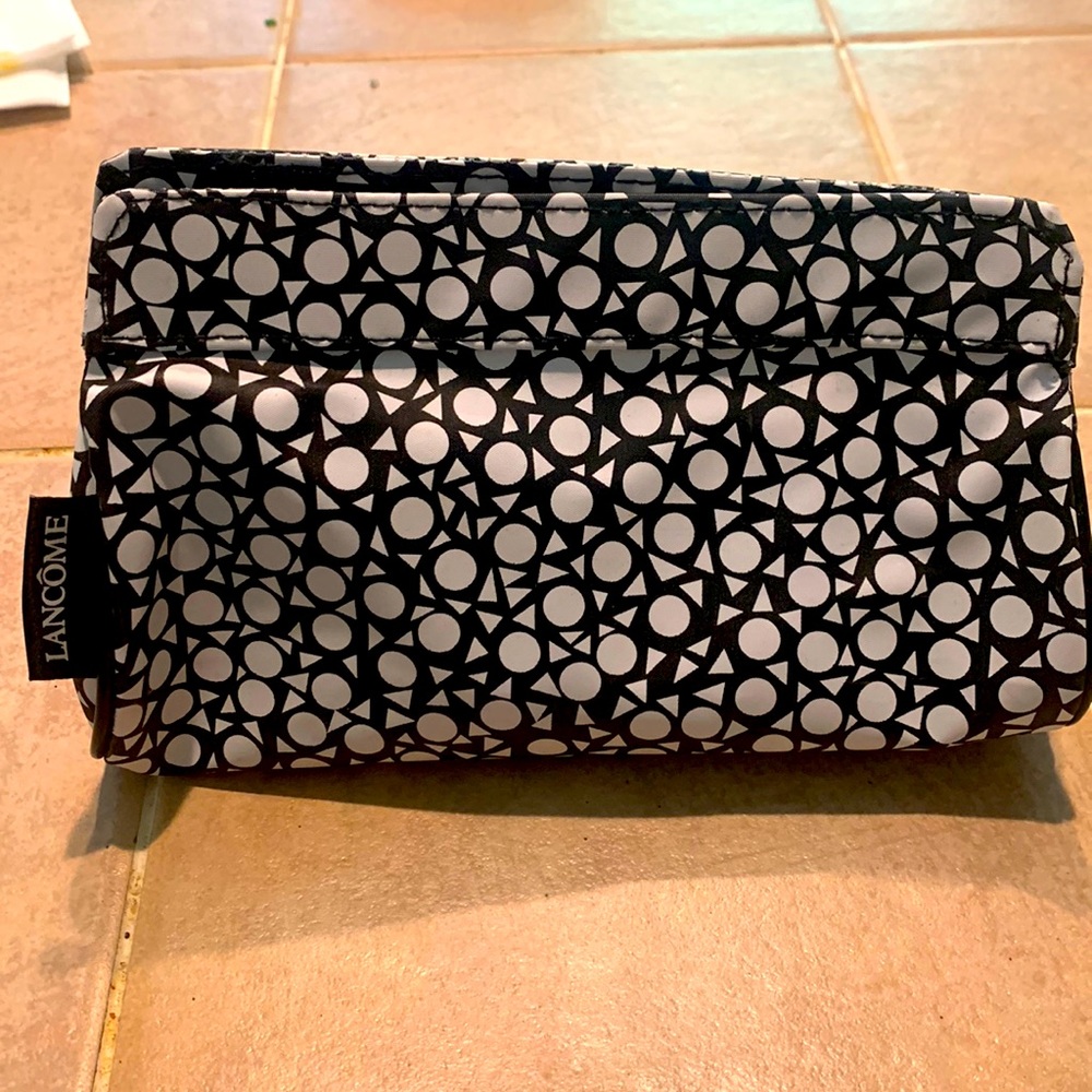 🥳 Host Pick🎉 NWOT water resistant Lancôme makeup bag